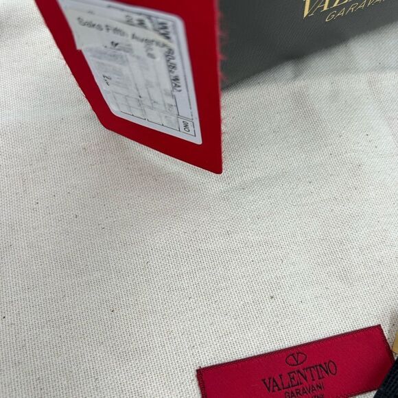 Women’s Valentino Garavani rock, stud, leather shoulder bag made in Italy - Picture 8 of 16